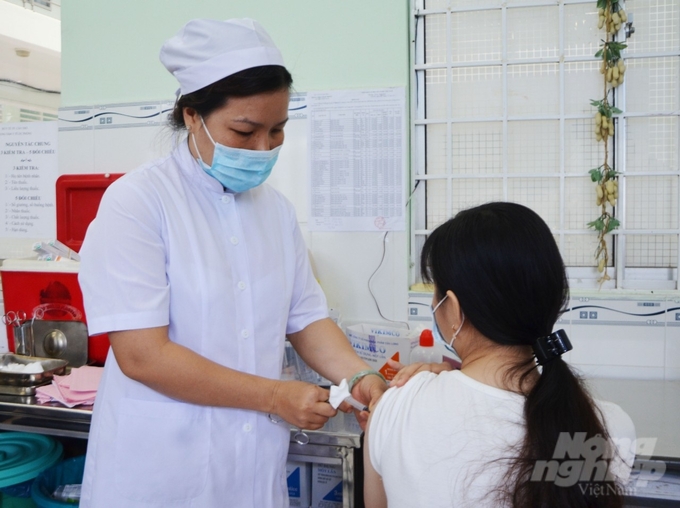 Người dân tiêm vacxin ngừa bệnh dại tại Trung tâm Kiểm soát bệnh tật TP Cần Thơ. Ảnh: Kim Anh.