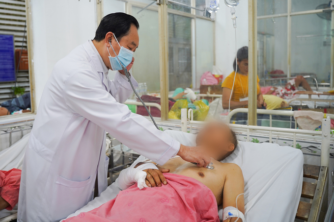 ThS. BS Dương Quang Minh, Khoa Chấn thương sọ não, Bệnh viện Chợ Rẫy thăm khám cho bệnh nhân trong vụ tai nạn tại Kon Tum.