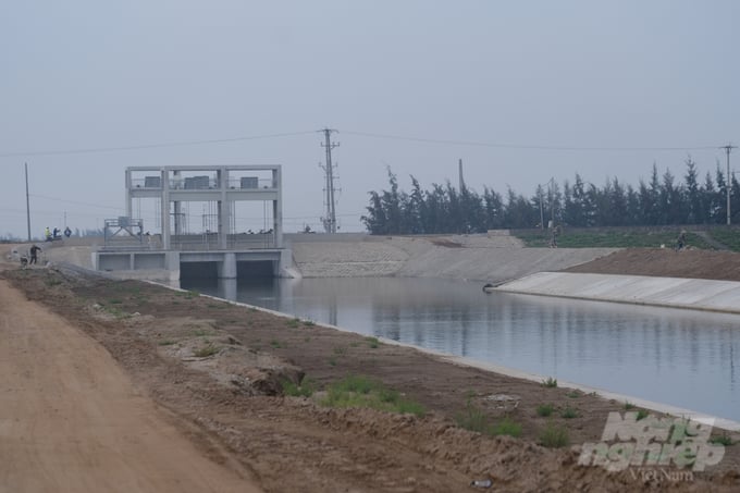 Dự án kênh thoát nước thải khu công nghiệp dài 2,5km có tổng mức đầu tư hơn 181 tỷ đồng vừa hoàn thành một số hạng mục. Ảnh: Kiên Trung.