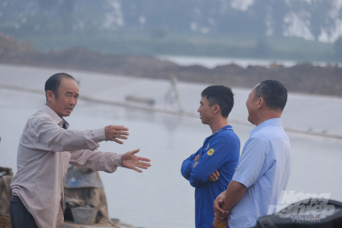Nhiều chủ đầm nuôi thủy sản tại xã Nghĩa Lợi đang lo lắng việc không có nước vào ra sẽ khiến hàng chục ha đầm bãi không có nước tự nhiên để duy trì canh tác. Ảnh: Kiên Trung.