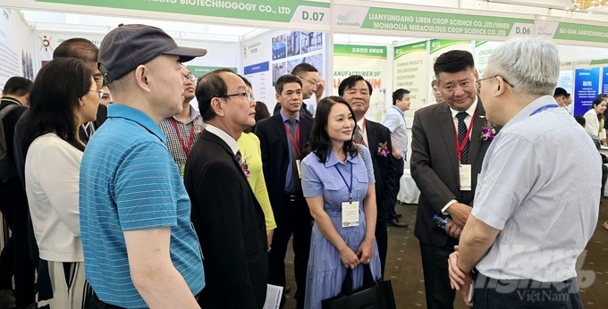 Đoàn khách đại biểu đi tham quan các gian hàng tại triển lãm quốc tế Agrochemex Vietnam-2024. Ảnh: Minh Sáng.