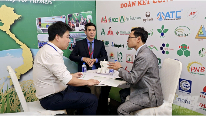 Các doanh nghiệp Việt Nam tham gia triển lãm AgroChemEx Vietnam 2024 hứa hẹn sẽ tạo ra nhiều kết nối kinh doanh, mối quan hệ hợp tác giao thương giữa nhà sản xuất với nhà phân phối, nhà nhập khẩu trên toàn thế giới. Ảnh: Minh Sáng.
