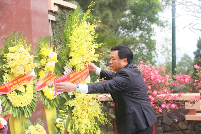 Đồng chí Nguyễn Xuân Thắng, Ủy viên Bộ Chính trị, Giám đốc Học viện Chính trị quốc gia Hồ Chí Minh dâng hương, dâng hoa tại Khu di tích Tổng Bí thư Trần Phú. 