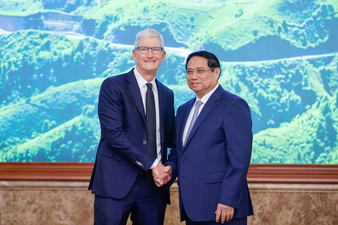 Thủ tướng Phạm Minh Chính và ông Tim Cook, Giám đốc điều hành Apple của Hoa Kỳ. Ảnh: VGP/Nhật Bắc.