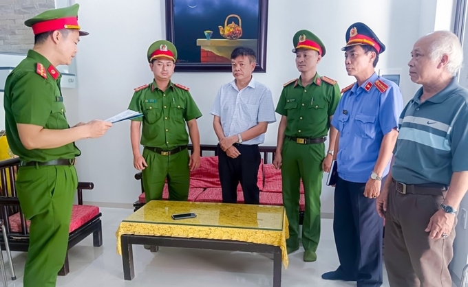 Cơ quan Cảnh sát điều tra Công an tỉnh Thừa Thiên - Huế đọc lệnh khởi tố các bị can. Ảnh: VKSH.