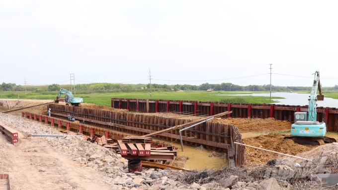 Năm 2023, Tây Ninh cũng đã đưa vào vận hành khai thác dự án tưới tiêu khu vực phía Tây sông Vàm Cỏ Đông với tổng vốn đầu tư trên 1.000 tỷ đồng. Ảnh: Trần Phi.