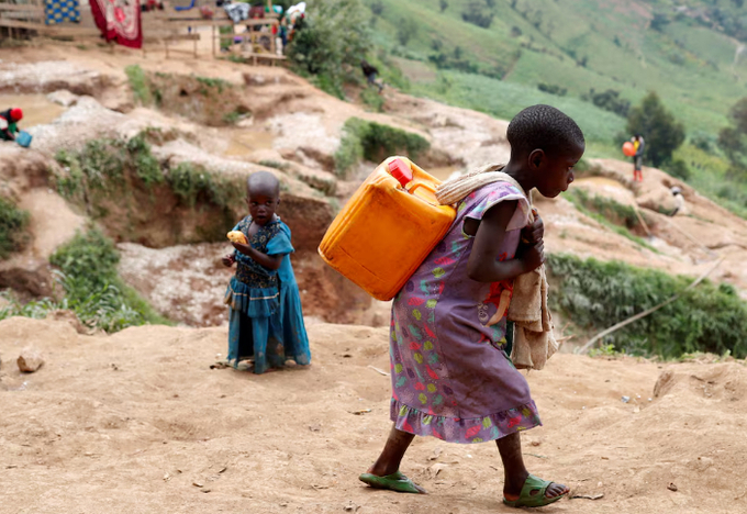 A girl carries a container of water at a coltan mine in Kamatare, Masisi territory, North Kivu Province of Democratic Republic of Congo, December 1, 2018. 