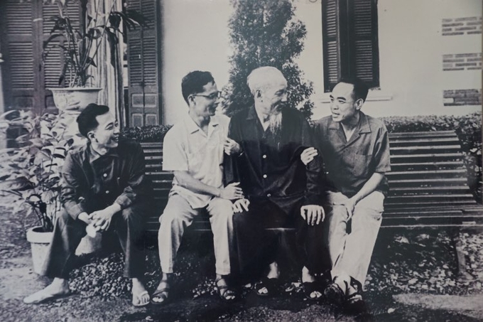 Chủ tịch Hồ Chí Minh tiếp đoàn cán bộ Văn nghệ Giải phóng (1966), nhà báo Thái Duy ngồi ngoài cùng bên phải.