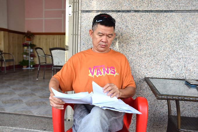 Ông Nguyễn Tất Thành, Giám đốc Công ty Thành Thương, với những tài liệu liên quan đến vụ tranh chấp với PVcomBank. Ảnh: V.Đ.T.