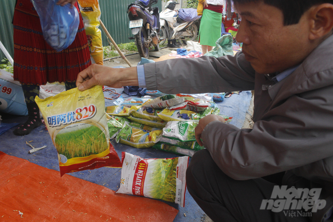 Loạn thuốc bảo vệ thực vật, hạt giống trôi nổi ở chợ phiên Phố Cáo. Ảnh: Lê Hoàn.