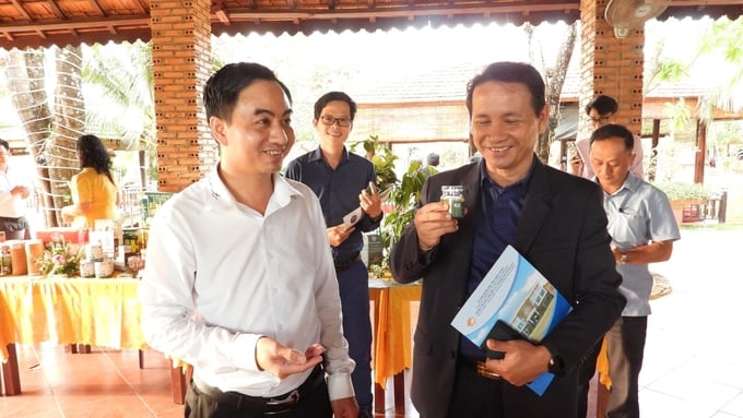 Ông Trần Quốc Duy (áo trắng) giới thiệu sản phẩm yến sào Bình Phước với đoàn công tác nước bạn Lào. Ảnh: Trần Trung.