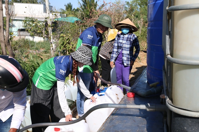 Các đơn vị thành viên của Tập đoàn TTC đồng hành hỗ trợ nước sinh hoạt cho người dân khu vực nguồn nước bị xâm nhập mặn tại tỉnh Tiền Giang và tỉnh Long An vào ngày 9 và 10/4/2024 vừa qua.