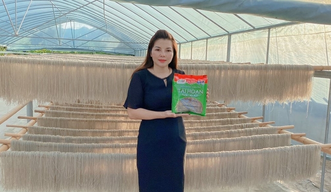 Mrs. Nguyen Thi Hoan, Director of Tai Hoan Cooperative (Con Minh commune, Na Ri district), and vermicelli products meet export standards. Photo: Dinh Hoi.