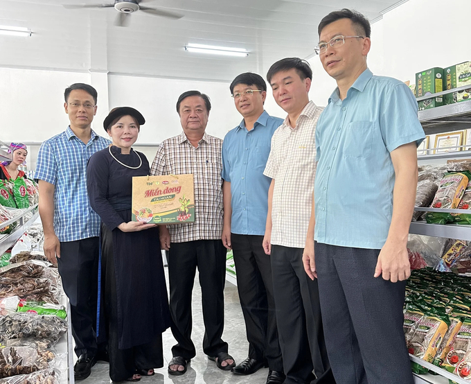 Minister of Agriculture and Rural Development Le Minh Hoan during a visit to Tai Hoan Cooperative. Photo: Dinh Hoi.