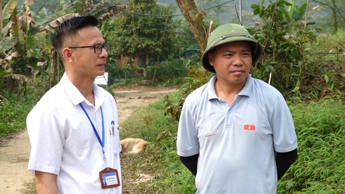 Ông Nguyễn Khắc Huy, Phó Chủ tịch UBND xã Hoàng Nông (bên trái) trao đổi với anh Phùng Minh Trường (bên phải) về các khó khăn, vướng mắc khi giải phóng mặt bằng. Ảnh: Quang Linh.