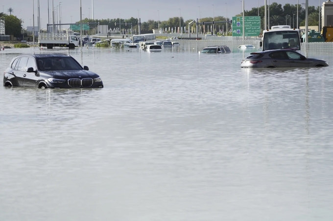 Nhiều phương tiện bị bỏ lại trên đường sau trận mưa lớn khiến thành phố Dubai chìm trong biển nước hôm 17/4. Ảnh: AP.