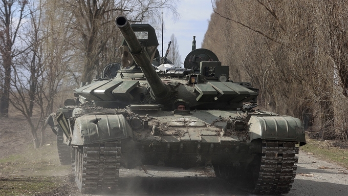 Xe tăng T-72 tại làng Lukianivka, vùng Kiev, Ukraine. Ảnh: Reuters.