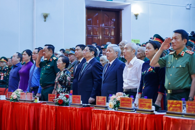 Thủ tướng Phạm Minh Chính và các đại biểu thực hiện nghi lễ chào cờ tại cuộc gặp mặt, tri ân những người trực tiếp tham gia Chiến dịch Điện Biên Phủ. Ảnh: VGP/Nhật Bắc.
