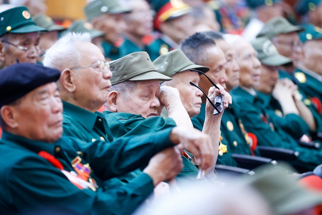 Những giọt nước mắt xúc động của các chiến sĩ Điện Biên. Ảnh: VGP/Nhật Bắc.