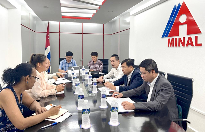 Deputy Minister Nguyen Hoang Hiep worked with the Cuban Ministry of the Food Industry on April 16.