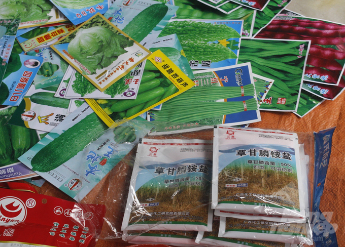 Thuốc diệt cỏ không được phép lưu hành tại Việt Nam vẫn được bán tràn lan tại chợ Phố Cáo. Ảnh: Lê Hoàn.