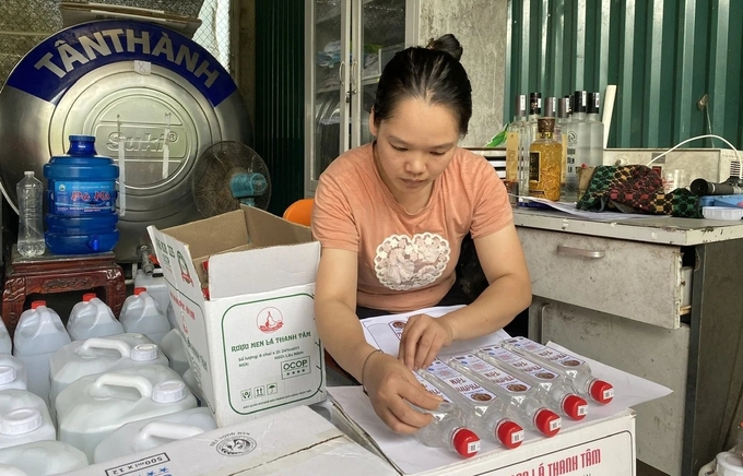 Packing traditional wine products at Thanh Tam Cooperative. Photo: Dinh Hoi.