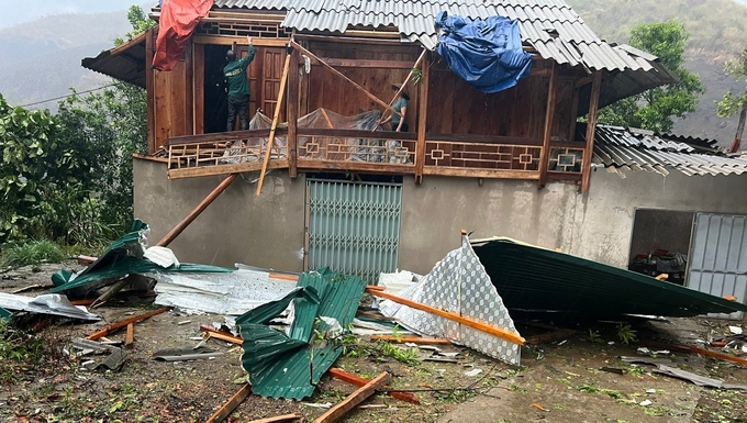 Giông lốc khiến nhiều ngôi nhà bị tốc mái tại huyện Mường Lát. Ảnh: UBND huyện Mường Lát cung cấp.