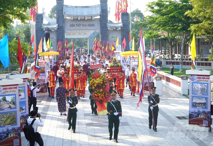 Sáng18/4 (mùng 10 tháng Ba âm lịch), UBND TP Cần Thơ tổ chức Lễ Giỗ Tổ Hùng Vương tại Đền thờ Vua Hùng TP Cần Thơ. Tham dự có các đại biểu Trung ương; nguyên ủy viên Ban Chấp hành Trung ương Đảng; Ban Chấp hành Đảng bộ TP Cần Thơ; lãnh đạo UBND một số tỉnh, thành ĐBSCL; các sở, ngành thành phố và đại diện lãnh đạo các quận, huyện và nhân dân tới dâng hương.