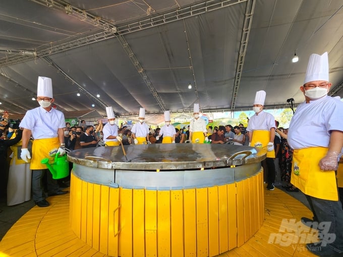 Trong khuôn khổ Lễ hội Bánh dân gian Nam bộ lần thứ XI năm 2024, từ 9 giờ sáng ngày 18/4, tại khu vực trưng bày bánh truyền thống, nhiều người dân đã tụ tập để chờ đón màn trình diễn đổ bánh xèo khổng lồ, có đường kính 3m.