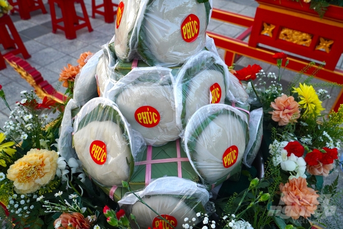Mâm lễ vật của TP Cần Thơ dâng lên Vua Hùng gồm 18 chiếc bánh chưng được gói bằng lá dong, 18 chiếc bánh giầy, mâm ngũ quả Nam Bộ, sản phẩm đặc sản địa phương và các loại bánh dân gian khác.
