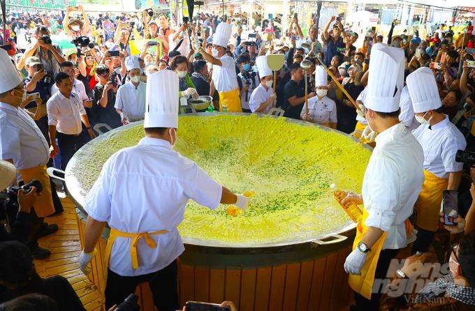 15 nghệ nhân cùng tham gia trình diễn, đổ chiếc bánh xèo khổng lồ.