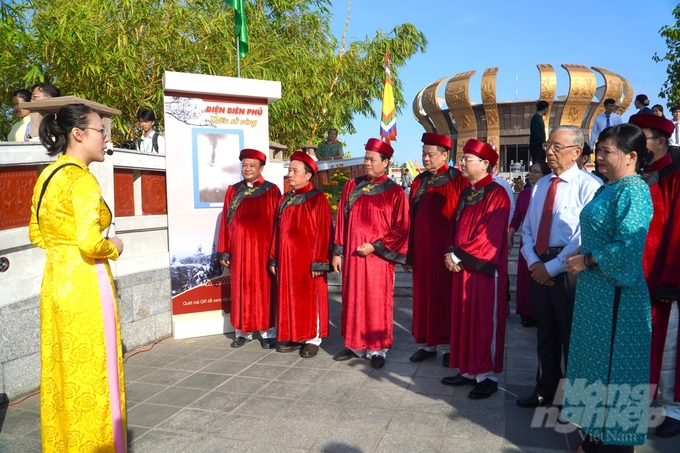 Sau lễ dâng hương Giỗ Tổ Hùng Vương là chương trình triển lãm bộ ảnh kỷ niệm 70 năm Chiến thắng Điện Biên Phủ (7/5/1954 – 7/5/2024) phục vụ du khách tham quan từ ngày 18/4 – 14/5/2024.