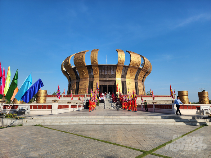 Đền thờ Vua Hùng là công trình văn hóa, tín ngưỡng của TP Cần Thơ, đáp ứng nhu cầu tín ngưỡng thờ cúng tổ tiên của đông đảo người dân ĐBSCL.