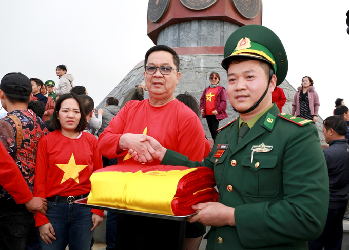 Đồn Biên phòng Lũng Cú tặng lá cờ đặc biệt cho ông Sooksunt Jiumjaiswanglerg và tập thể CPV.