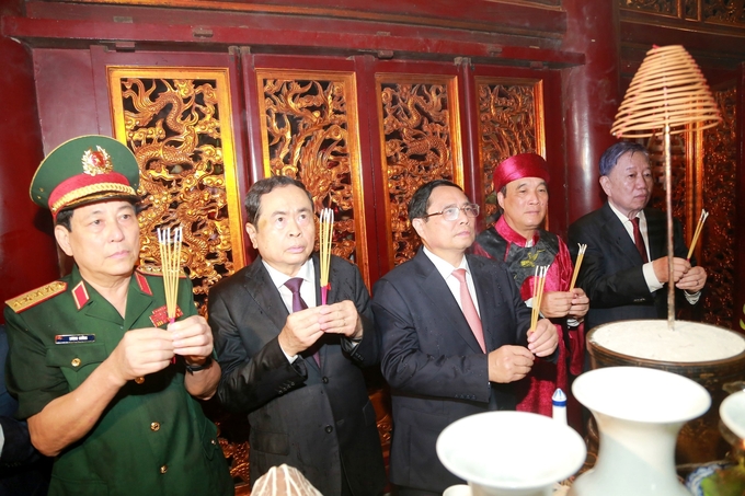 Thủ tướng Phạm Minh Chính cùng lãnh đạo Đảng, Nhà nước dâng hương tưởng nhớ các Vua Hùng. Ảnh: BTC.