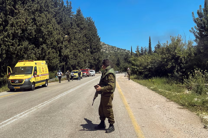 Một binh sĩ Israel có mặt tại hiện trường vụ tấn công của Hezbollah khiến 18 người bị thương. Ảnh: Reuters.