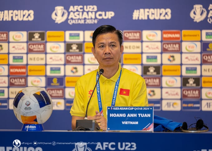 HLV Hoàng Anh Tuấn chưa hài lòng về màn trình diễn của các cầu thủ.