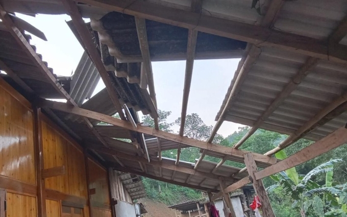 Nhiều căn nhà của bà con nhân dân ở Lào Cai bị dông lốc thổi bay mái nhà. Ảnh: T.H.