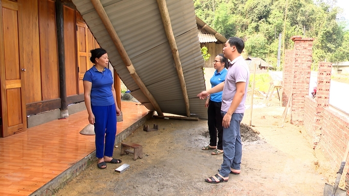 182 nhà dân ở Tuyên Quang bị tốc mái, hư hỏng do dông lốc. Ảnh: Thúy Phương.