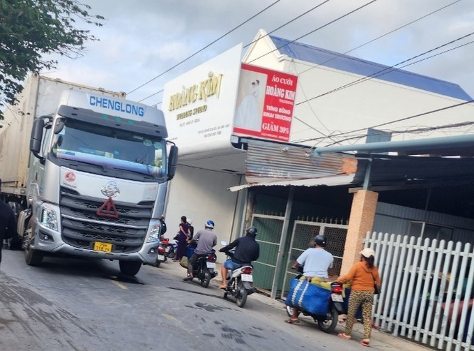 Hiện trường vụ tai nạn giữa container và xe đạp điện làm một em học sinh tử vong. Ảnh: CTV.