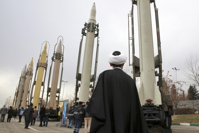 Lực lượng Vệ binh Cách mạng Hồi giáo Iran (IRGC) trưng bày các loại tên lửa đất đối đất trong dịp kỷ niệm 40 năm Cách mạng Hồi giáo, tại Tehran, Iran, hồi tháng 2/2019. Ảnh: AP.