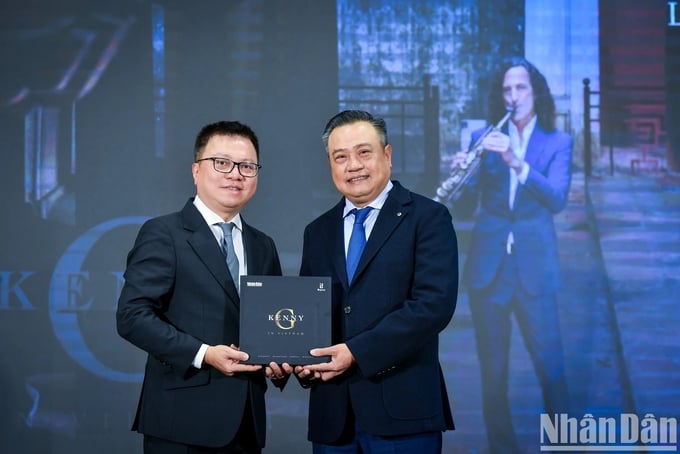 Ông Lê Quốc Minh trao tặng MV 'Going Home' cho lãnh đạo thành phố Hà Nội.