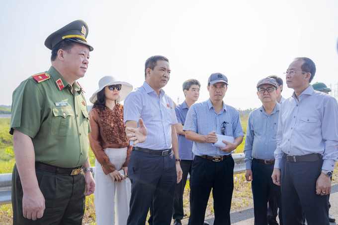 Đoàn công tác do Trung tướng Nguyễn Minh Đức khảo sát tuyến cao tốc Cam Lộ - La Sơn. Ảnh: Ngọc Minh Phan.
