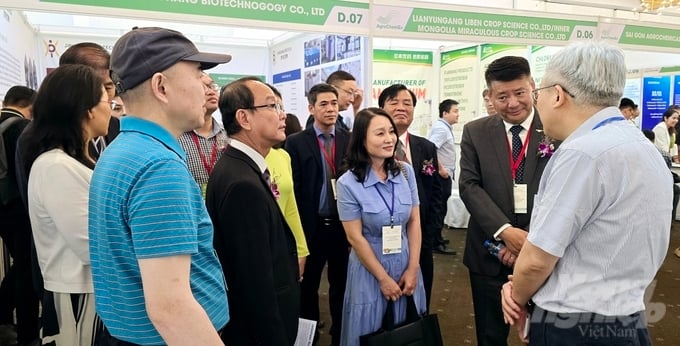 The delegation of delegates touring the booths at the AgroChemEx Vietnam-2024 international exhibition. Photo: Minh Sang.