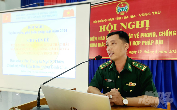Trung tá Ngô Sĩ Thiên, Chính trị viên Đồn Biên phòng Bình Châu phổ biến kiến thức pháp luật cho ngư dân. Ảnh: Thanh Hồng.