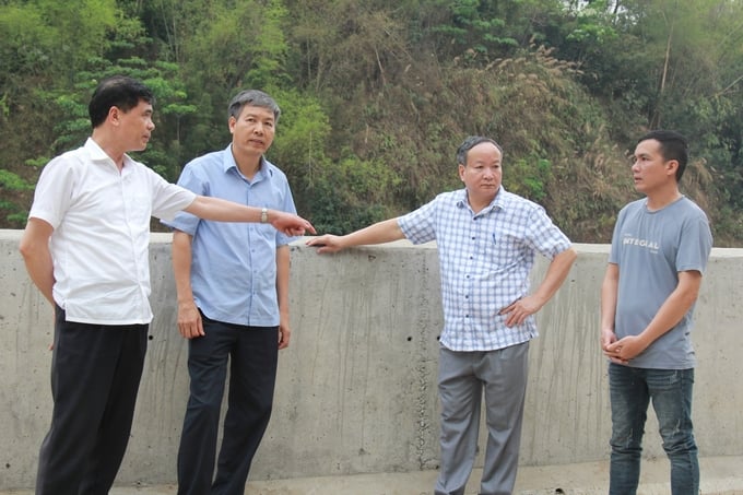 Giám đốc sở NN-PTNT Đinh Đăng Luận (thứ hai từ bên trái) và Sở Công thương Vũ Vinh Quang (ngoài cùng bên trái) trực tiếp chỉ đạo chống hạn tại thị xã Nghĩa Lộ. Ảnh: Thanh Tiến.
