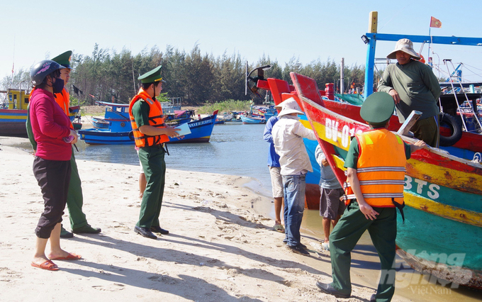 Các cán bộ chiến sĩ Bộ đội biên phòng đang phổ biến giáo dục pháp luật về phòng, chống khai thác IUU tại khu neo đậu tránh trú bão Bến Lội - Bình Châu (xã Bình Châu, huyện Xuyên Mộc).