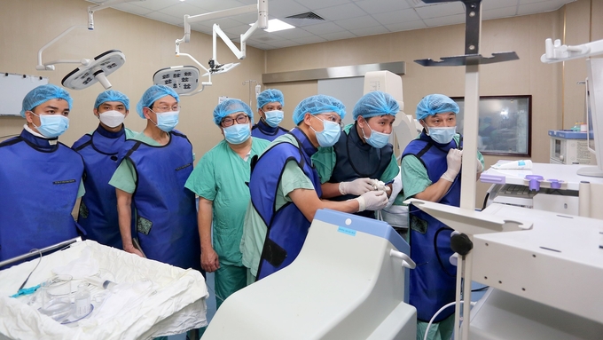 Đội ngũ chuyên gia Bệnh viện Trung ương Huế và BV Kyoto Katsura (Nhật Bản) phối hợp thực hiện kỹ thuật can thiệp nội soi Spyglass tán sỏi bằng laser cho bệnh nhân. Ảnh: BVH.