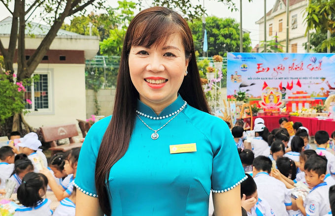 Cô Trần Thị Thu Cúc, Hiệu trưởng nhà trường cho biết, để hoạt động triển khai thành công, trong những ngày qua, 55 cán bộ, giáo viên huy động hàng nghìn đầu sách trang trí thành các gian hàng để đại biểu, phụ huynh tham gia đọc sách cùng con.