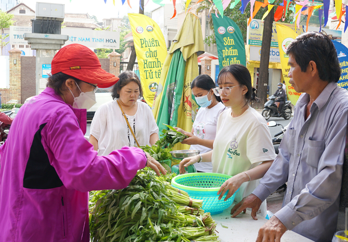 Nông dân Đồng Tháp mang rau củ quả được trồng theo phương pháp hữu cơ lên bán tại Phiên chợ Xanh - Tử tế. Ảnh: Nguyễn Thủy.